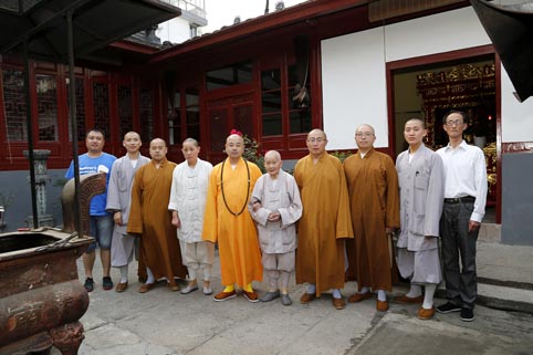 5月3日,适逢妙安长老尼出家80周年之际,绍兴市佛教协会会长净芳大和尚