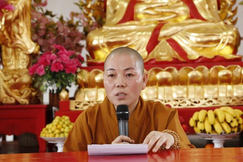 果刚,果净,明慧,觉贤,宽弘,朗放,寂诚,慧彬,耀静等16位法师依次上台