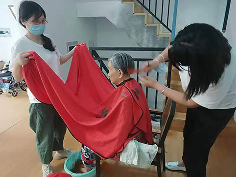 毛仲 章老伴理发.jpg 毛仲 章老伴理发.jpg