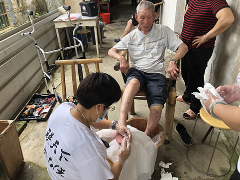 陈定约修剪脚指甲.jpg 陈定约修剪脚指甲.jpg