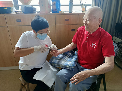 张一平剪指甲.jpg 张一平剪指甲.jpg