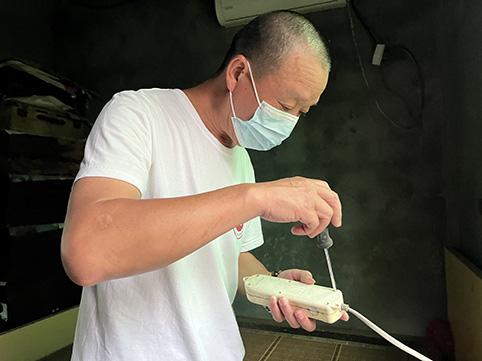 赵华德修电线.jpg 赵华德修电线.jpg